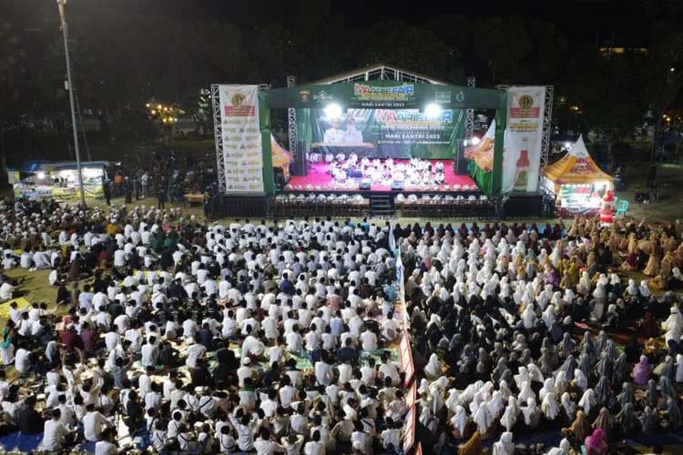 Meriahkan Hari Santri 2023, Ribuan Santri di Ngawi Bershalawat dan Mainkan Seribu Rebana